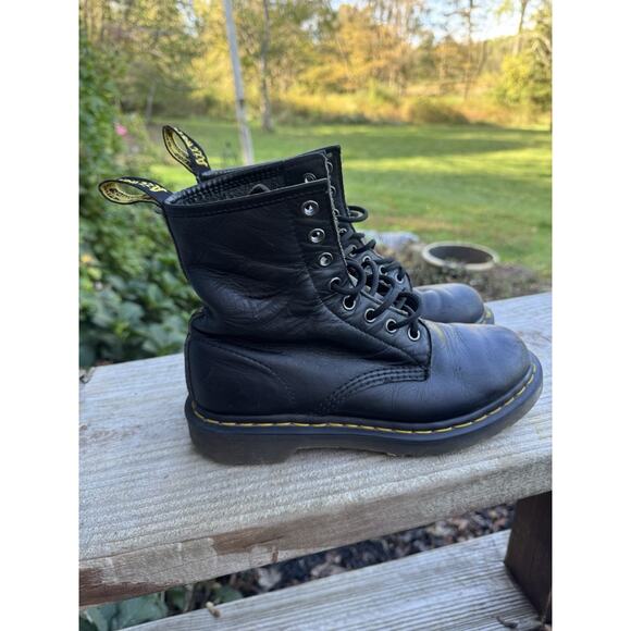 Doc Martens AirWair 11821 8-Eye Combat Boots Black Leather Women’s Size 7 - Picture 1 of 12